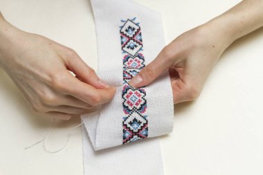 Etnik desen nakış kadın yakın çekim