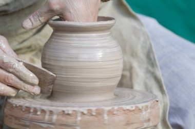 Kil çömlek tekerlek üzerinde çalışan adam, yakın çekim 