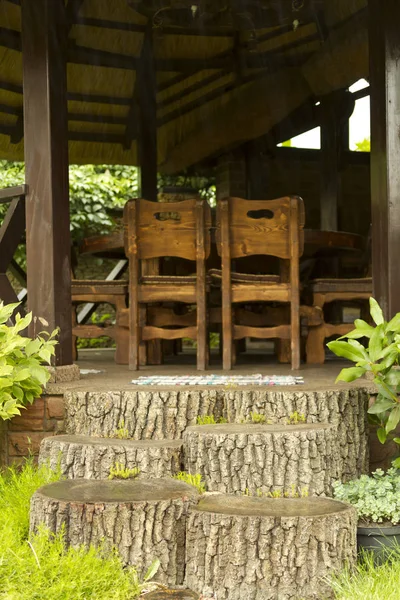 Zbliżenie Drewniane Krzesła Patio — Zdjęcie stockowe
