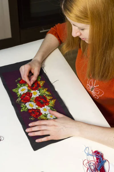 Close Woman Embroidering Art Class — Stock Photo, Image