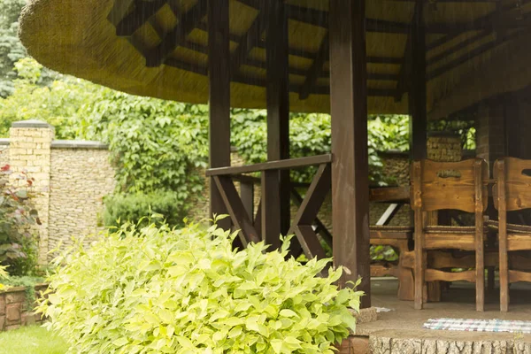 Nahaufnahme Von Holzstühlen Auf Der Terrasse — Stockfoto