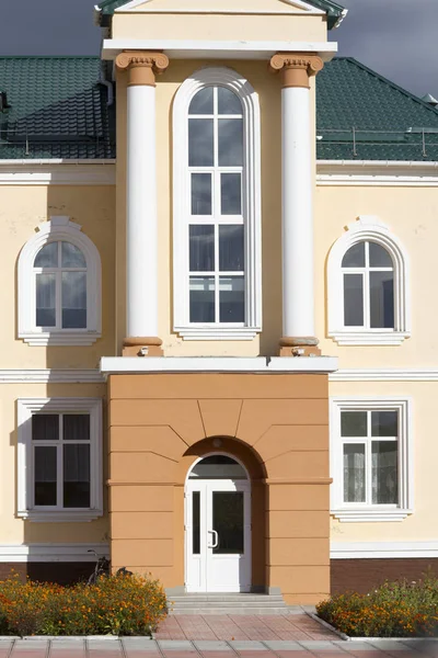 Fassade mit Fenstern im Neubau. — Stockfoto