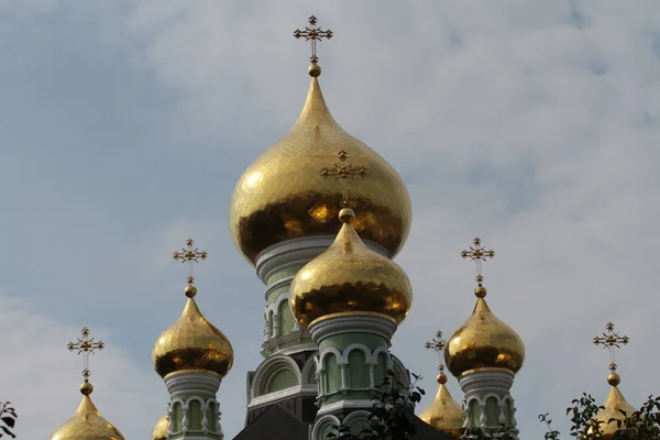 A cúpula dourada da igreja ortodoxa . — Fotografia de Stock