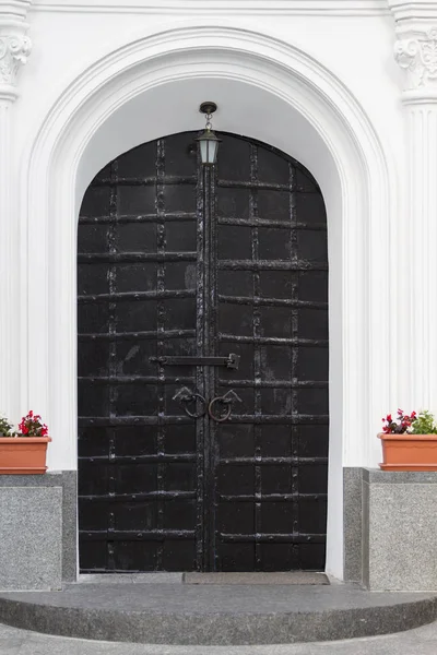 Antigua Puerta Metálica Antigua Fachada Del Edificio —  Fotos de Stock