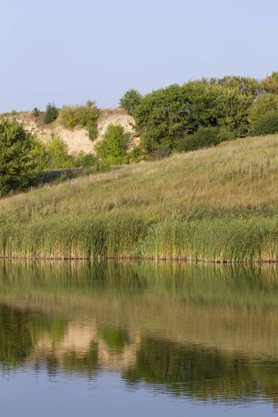 Utsikt Över Floden Och Gröna Kullar Dagtid — Stockfoto