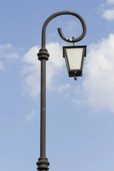 Velha Lanterna Rua Contra Céu Azul — Fotografia de Stock