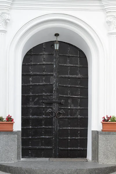 Старовинні Металеві Двері Старому Будівельному Фасаді — стокове фото