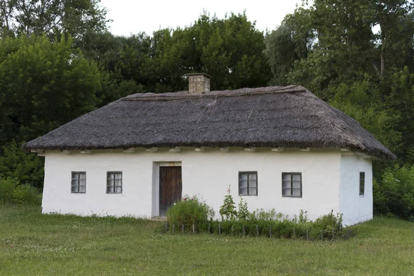 Huis van de 19e eeuw in het Museum van architectuur van Oekraïne. Pyrohiv. — Stockfoto