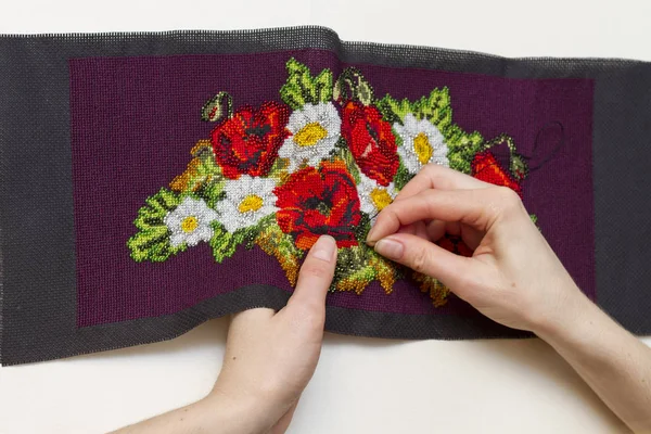 Крупный План Женщины Вышивающей Цветочный Узор Бусами — стоковое фото