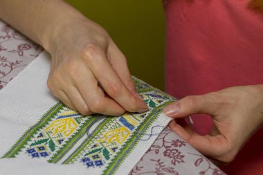 Geleneksel desen kumaş üzerine nakış kadının yakın çekim 