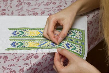 Geleneksel desen kumaş üzerine nakış kadının yakın çekim 