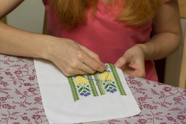 Close Woman Embroidering Traditional Pattern Fabric — Stock Photo, Image