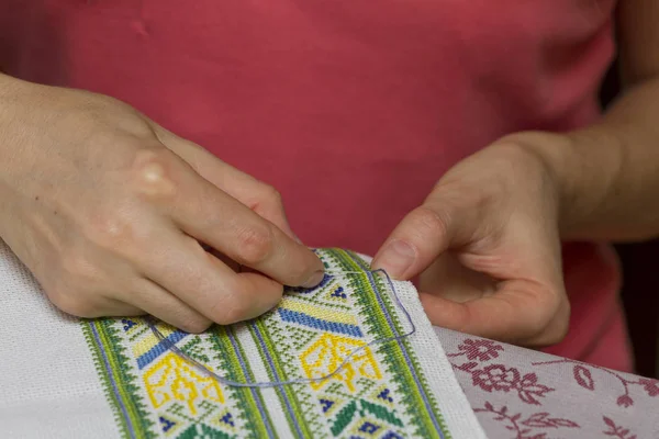妇女在织物上绣传统图案的特写 — 图库照片