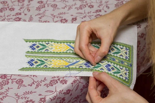 Close Woman Embroidering Traditional Pattern Fabric — Stock Photo, Image