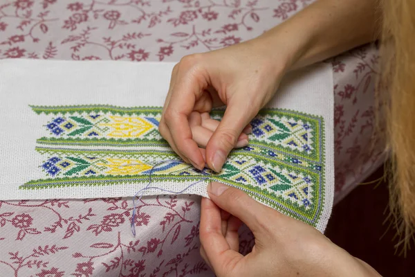 Close Woman Embroidering Traditional Pattern Fabric — Stock Photo, Image