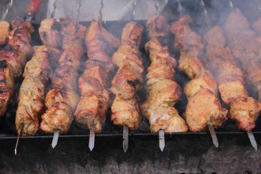 Izgara et şiş üzerinde Kapat 