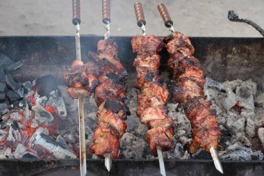 Izgara et şiş üzerinde Kapat 