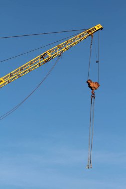 Gökyüzüne karşı vinç.