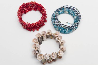 Kadınlar bilezik beyaz arka plan üzerinde Kapat