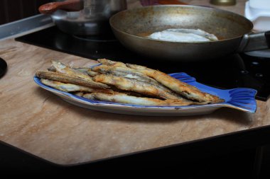 Kızartılmış balıklar meyilli yakın çekim