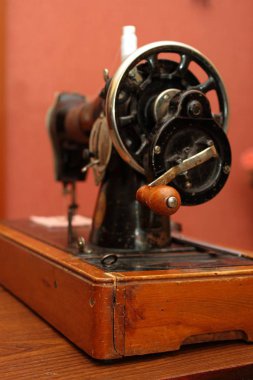 Retro el ile demir dikiş makinesi