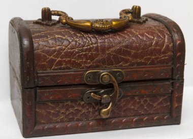 Beyaz arka plan üzerinde küçük dekoratif kutusunun kapat