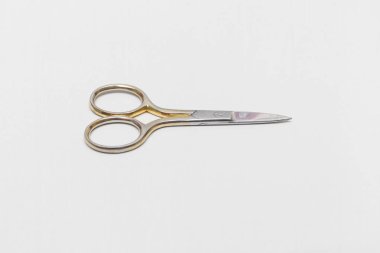 beyaz zemin üzerine makas yakın çekim