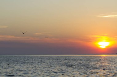 Deniz üzerinde gökyüzü günbatımı manzaralı görünümünü