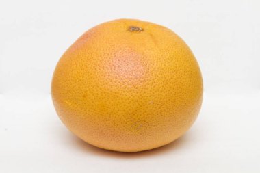 Beyaz arkaplanda turuncuyu kapat