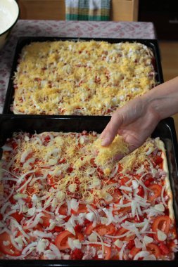 Peynir pizza üzerinde ekleme kadının yakın çekim