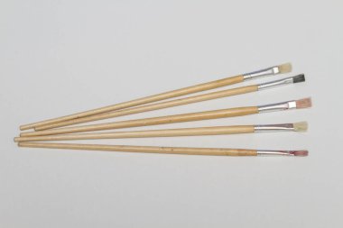 beyaz zemin üzerine Boya fırçaları, yakın çekim