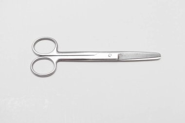 beyaz zemin üzerine makas yakın çekim