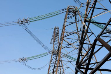 Güç hattı inşaatı alanında görünümünü