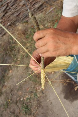 Adam el dokuma hasır oyuncak yakın çekim