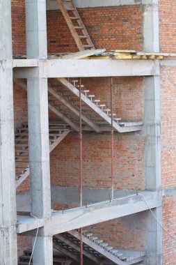 Yekpare çerçeve ev inşaatı ek yapılar yardımıyla.