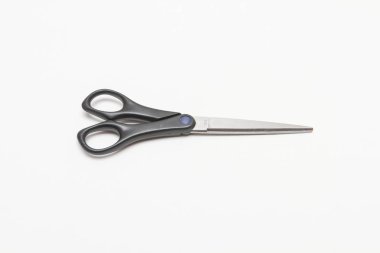 beyaz zemin üzerine makas yakın çekim