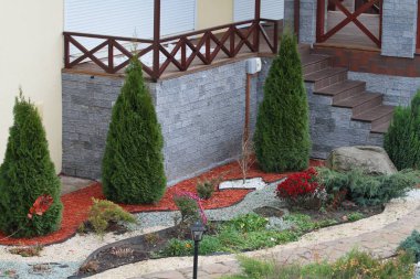 Peyzaj tasarımı ev yanında görünümünü