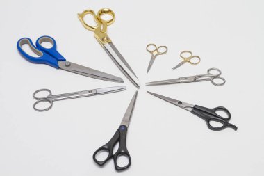 Beyaz arka plan üzerinde farklı makas yakın çekim