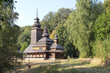 Eski kilise kırsal ortamda görüntülemek