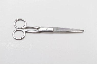 beyaz zemin üzerine makas yakın çekim