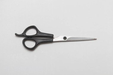 beyaz zemin üzerine makas yakın çekim