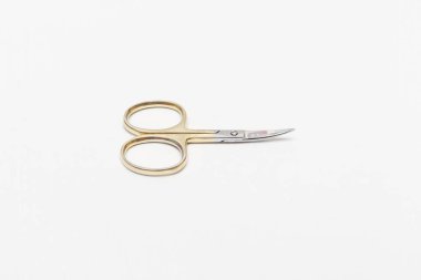 beyaz zemin üzerine makas yakın çekim