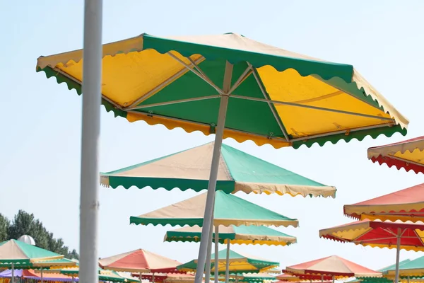 Nahaufnahme Von Farbigen Sonnenschirmen Strand — Stockfoto