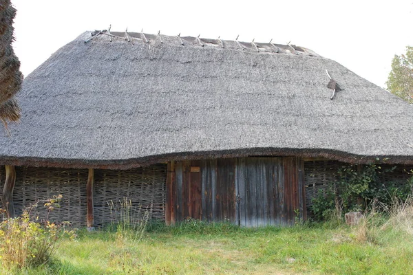 农村环境中的旧木结构房屋 — 图库照片