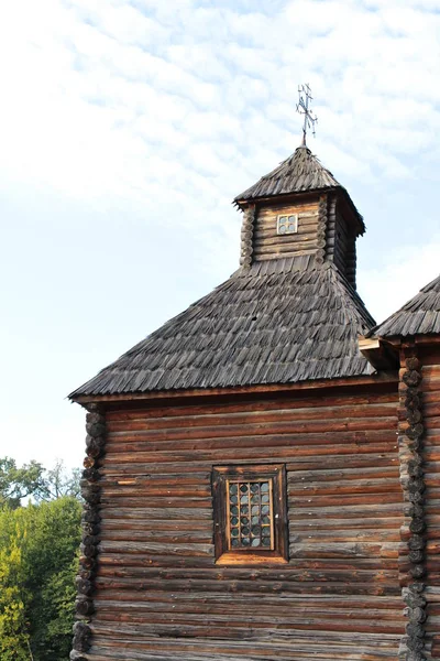 Eski Ahşap Kilise Kırsal Ortamda Cephe — Stok fotoğraf