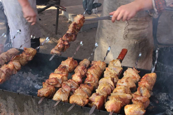 Close Van Mannelijke Handen Snijden Van Vlees Grill — Stockfoto