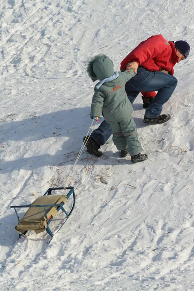 Criança Com Pai Puxando Trenó Colina Nevada — Fotografia de Stock