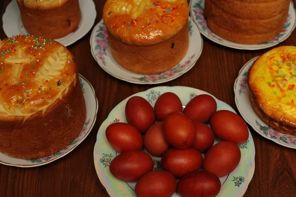 부활절 달걀과 케이크의 클로즈업 — 스톡 사진