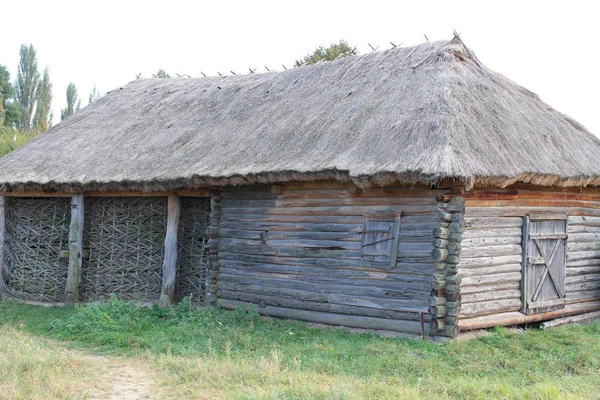 Stary Drewniany Dom Wiejskim Otoczeniu — Zdjęcie stockowe