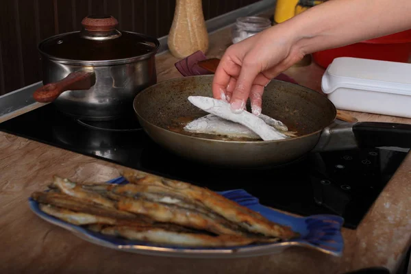 Zbliżenie Kobieta Gotowania Ryby Cieście — Zdjęcie stockowe